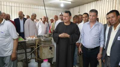 وزير الزراعة يتفقد مزرعة الاصلاح الزراعي لإنتاج البيض بايتاي البارود