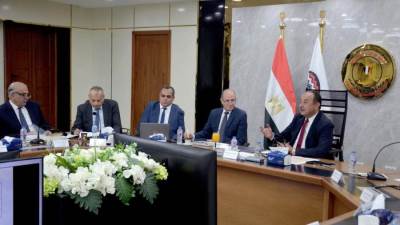 وزير قطاع الأعمال يعقد اجتماعا موسعا برؤساء شركات المقاولات والتطوير العقاري التابعة
