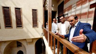 وزير الإسكان يتفقد سير العمل بمشروع ترميم وإعادة تأهيل وكالة قايتباى بالجمالية 