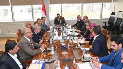 الشربيني يتابع موقف تقنين الأوضاع وأعمال الطرق المضافة لمدينتى الشروق والعبور الجديدة