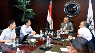 شركة جيانجسو ليانفا الصينية للنسيج تبحث إنشاء مجمع متكامل للغزل والنسيج في مصر