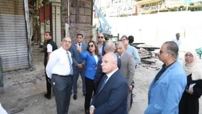 وزيرة التنمية المحلية ومحافظ القاهرة يتفقدان أعمال إزالة حريق عقاري الموسكي