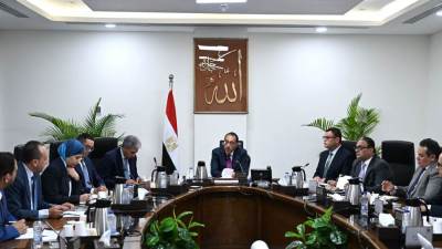 رئيس الوزراء يستعرض فرص الاستثمار المتاحة لزيادة أعداد الغرف الفندقية