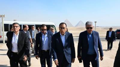 رئيس الوزراء يتفقد أعمال تطوير مدخل المنطقة الأثرية بهضبة الأهرام