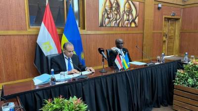 وزير الخارجية والهجرة يجرى مباحثات مع نظيره الرواندي