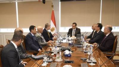 وزير الإسكان يتابع الموقف التنفيذى لمشروع أبراج الداون تاون وبحيرات العلمين