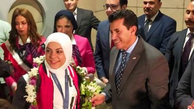 وزير الشباب والرياضة يستقبل أبطال مصر بمطار القاهرة