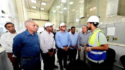 وزير الإسكان ومحافظ مطروح يتفقدان سير العمل بمحطات تحلية مياه البحر