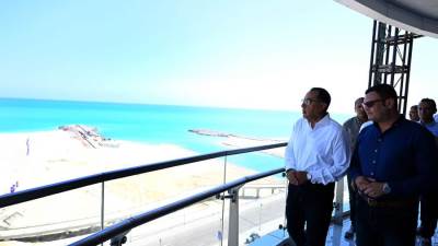 رئيس الوزراء يتفقد عددا من الوحدات السكنية والشاليهات بمدينة العلمين الجديدة