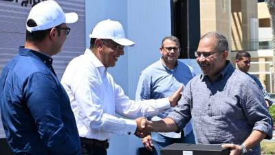 رئيس الوزراء يسلم عقود عدد من الوحدات السكنية بالعلمين الجديدة