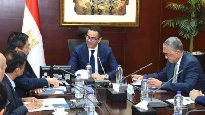 وزير الاستثمار والتجارة الخارجية يستقبل سفير سنغافورة بالقاهرة