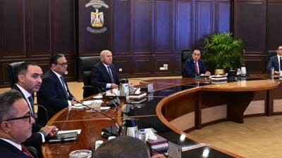 رئيس الوزراء يلتقي ممثلي شركة نيسان مصر لصناعة السيارات