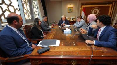 وزير التعليم العالي يجتمع بفريق عمل مؤسسة شباب القادة