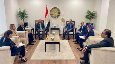 وزير الاستثمار يلتقي وفد شركة جنرال إليكتريك هيلث كير