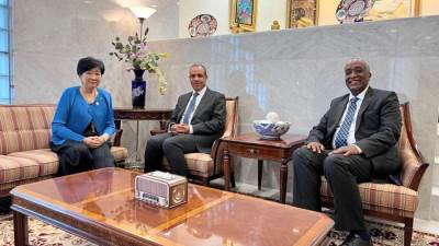 وزير الخارجية يشارك في إفطار عمل مع محافظة طوكيو