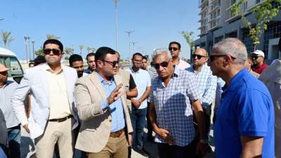وزير الإسكان يتفقد أعمال تنفيذ الوحدات والفيلات والمرافق بكمبوند "مزارين" بالعلمين الجديدة
