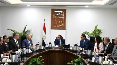 مدبولي يستعرض الحلول المقترحة للتعامل مع مشكلات التلوث بأحد المصارف بالمنصورة الجديدة