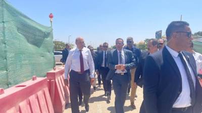 وزير الطيران المدني يتفقد مطار برج العرب الدولي