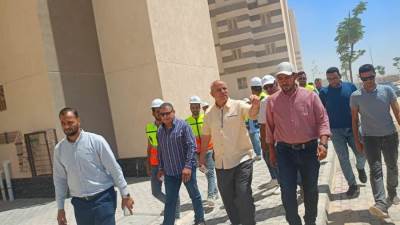 كمال بهجات يتفقد المشروعات السكنية ومحطات المياه والصرف الصحي بمدينة 15 مايو