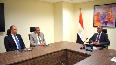 نائب وزير الإسكان يلتقي مسئولي شركات عالمية لاستكمال دراسة فرص التعاون