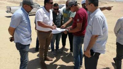 رئيس جهاز بني سويف يتابع تطوير الطرق بمنطقة الصناعات المتوسطة وترفيق الأراضي