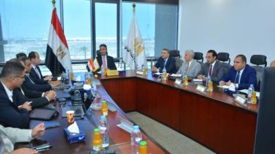 وزير التموين يجتمع مع ممثلي الشركة المنفذة لمشروع تكويد الذهب بالليزر