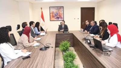 وليد عباس يبحث تعزيز التعاون مع مسئولى بنك الاستثمار الأوروبي