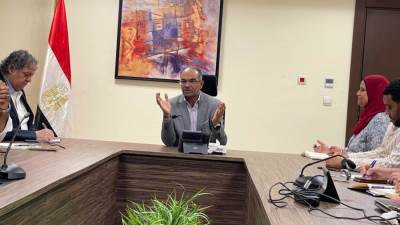 سيد إسماعيل يعقد اجتماع لمتابعة موقف إدارة مشروعات مياه الشرب والصرف الصحي