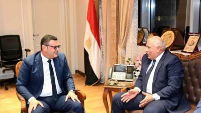وزير الإسكان ومحافظ الوادى الجديد يتابعان موقف المشروعات التى تنفذها الوزارة