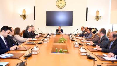 وزير الخارجية والهجرة يجتمع مع قيادات وأعضاء القطاع الإفريقي بوزارة الخارجية