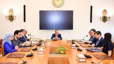 وزير الخارجية يجتمع مع قيادات وأعضاء إدارة البيئة والتغير المناخي بوزارة الخارجية