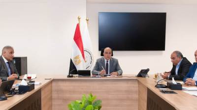 وزير الري يتابع موقف مشروعات تطوير نظم الري والرى الحديث الجارى تنفيذها