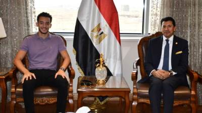 وزير الشباب والرياضة يلتقي البطل الأولمبي محمد السيد