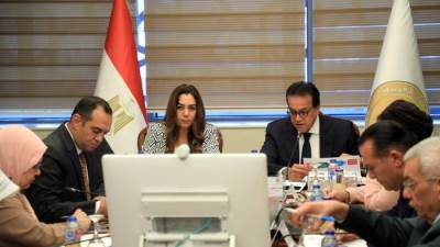 نائب رئيس مجلس الوزراء يعقد اجتماعًا مع وزيرة التنمية المحلية والمحافظين