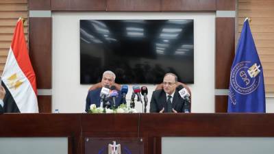 رئيسا هيئتي الدواء والشراء الموحد يعلنان إطلاق مبادرة توطين المواد الخام غير الفعالة