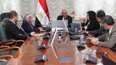 وزير العمل يلتقي وفدًا من مؤسسة للتنمية المستدامة