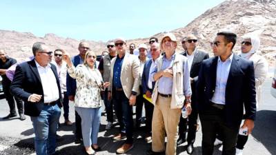 وزير الإسكان يتفقد الأعمال بمنطقة الزيتونة بمشروع تطوير موقع التجلى الأعظم