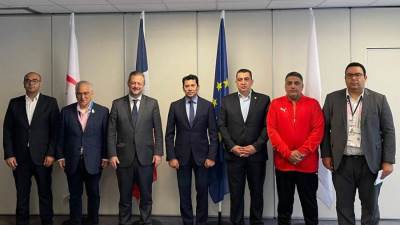 وزير الشباب والرياضة يلتقي رئيس اللجنة البارالمبية الدولية