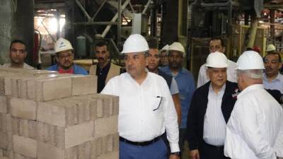 وزير قطاع الأعمال العام يتفقد مصانع شركة الإسكندرية للحراريات