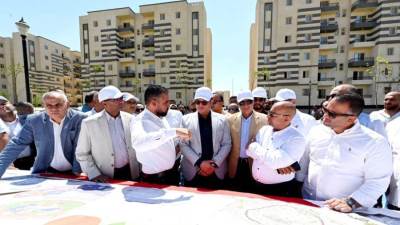 وزير الإسكان يتفقد سير العمل بوحدات سكن لكل المصريين بأكتوبر الجديدة