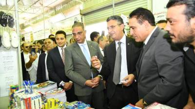 وزير التموين ومحافظ الفيوم يتفقدان معرض أهلاً مدارس وعدداً من المجمعات الاستهلاكية