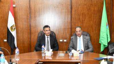 وزير التموين ومحافظ الفيوم يعقدان اجتماعاً مع أعضاء الغرفة التجارية
