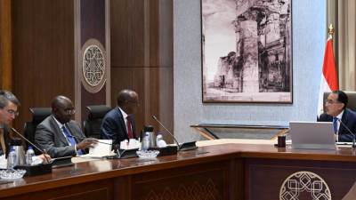 رئيس الوزراء يلتقي نائب رئيس مؤسسة التمويل الدولية