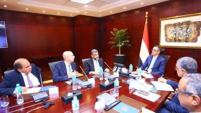 وزير الاستثمار والتجارة الخارجية يلتقي وفد مجموعة ماجد الفطيم الإماراتية