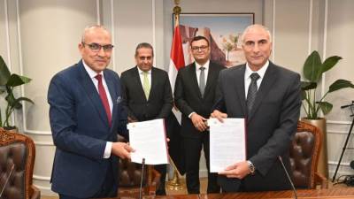 وزير الإسكان ورئيس شركة العاصمة يشهدان توقيع عقد لضبط وحوكمة منظومة المياه