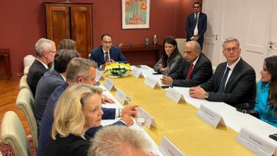 رئيس الوزراء يعقد اجتماعًا مع مُمثلي عدد من الشركات الألمانية