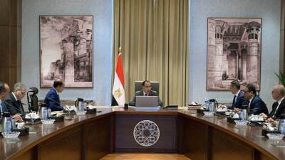 مدبولي يعقد اجتماعاً لبحث المعايير والضوابط النوعية لتنظيم سوق السيارات في مصر