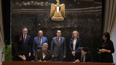 رئيس الوزراء يشهد توقيع اتفاقيات لإنتاج الكهرباء من الطاقات المتجددة وتخزينها