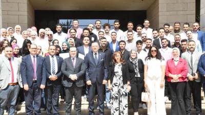 المشرف على مكتب وزير الإسكان يسلم طلبة كلية التخطيط العمراني شهادات إتمام دورتهم التدريبية