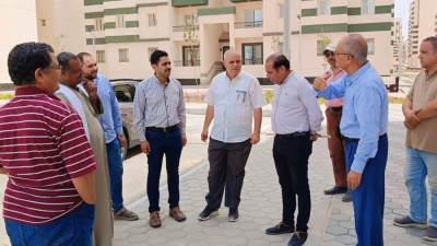 كمال بهجات يتفقد وحدات سكن لكل المصريين وترفيق الأراضي بالعبور الجديدة